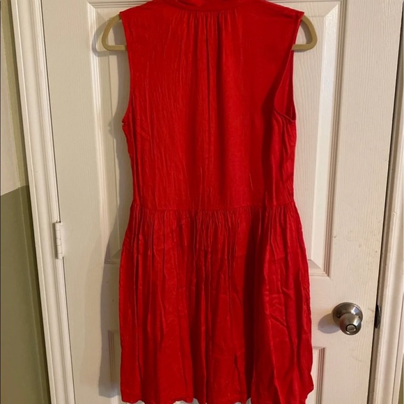 Short red ribbed dress with a tie in the front - Picture 2 of 4